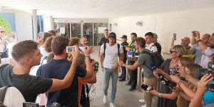 解锁四大联赛！35岁卡瓦尼抵达瓦伦西亚，即将正式加盟?