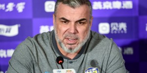 记者：奥拉罗尤执教国足的最大障碍是年薪至少500万美金