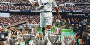 12年前的今天：曼联官方宣布，正式接受皇马对C罗的8000万镑报价