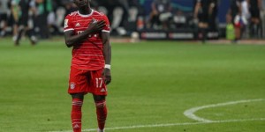 记者：拜仁预计马内缺席3个半到4个月，能否出战巴黎存疑