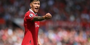 英媒：球迷展示“屠夫”旗帜赞利桑德罗，但曼联将禁止该旗入场