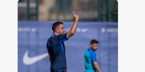 巴萨时隔超两年重回西甲榜首，巴萨晒哈维竖一根手指照片