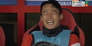 想起开心的事情?泰山落后孙准浩替补席大笑，随后球队很快扳平