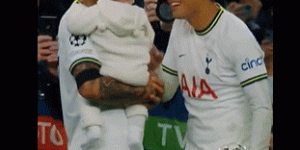 憨憨本憨！孙兴慜看到罗梅罗孩子，开启“怪蜀黍”逗娃模式?