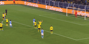 ?扑这边！马赫雷斯主罚点球前，穆科科“仙人指路”立功