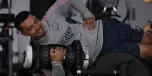 李可晒身穿阿森纳训练服进行康复照：在一步步通往伤愈的路上