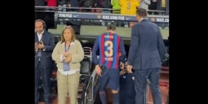 再见，球员皮克！皮克在众人列队下最后一次以球员身份走出诺坎普