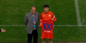 功勋！费莱尼与宋龙均为泰山出战百场，赛前获赠百场纪念球衣