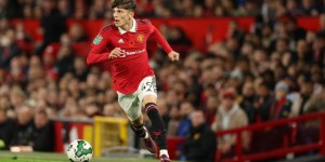 曼联主场球迷改编C罗之歌助威：加纳乔万岁，听着歌声边路奔袭！