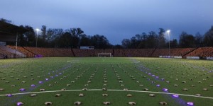 抗议卡塔尔世界杯，艺术家在德国用20000根蜡烛哀悼死去的工人