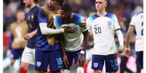 世界杯1/4决赛出局，阿诺德晒安慰拉什福德图：我们会回来的