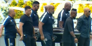 ESPN：贝利儿子和泽罗伯托等人将贝利灵柩抬入告别仪式现场