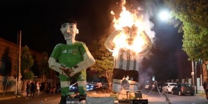 阿根廷民众燃烧梅西、大马丁巨型雕像，以庆祝阿根廷传统新年