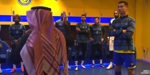 发布会结束后，C罗在球队更衣室与队友握手拥抱