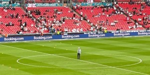 记者晒图悼念维亚利：我会铭记欧洲杯决赛前你独自在球场的身影