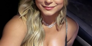 ?前深圳外援金特罗亮相新球队，眼神迷离&疑紧盯女主持人胸部