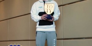 帅！姆巴佩、阿什拉夫、梅西领取FIFA23年度最佳阵容奖杯