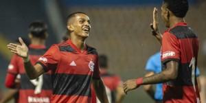 每体：引进阿劳霍失败后，巴萨将在夏窗重启引进韦斯利谈判