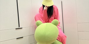 赵丽娜社媒晒照：今天的配色有点粉，祝大家元宵快乐呀～