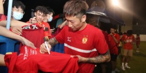 撑广州爱永恒！广州队球迷开放日拉横幅：祝球迷朋友国庆快乐