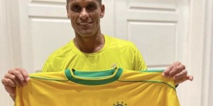 大摩托牵线，于大宝获赠偶像里瓦尔多签名球衣、球鞋