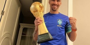 咋一眼看着像大力神杯！泰山外援莫伊塞斯手捧火神杯为巴西助威