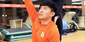 鲁媒：缓解精神和身体疲劳，泰山队邀请瑜伽教练给队员上瑜伽课