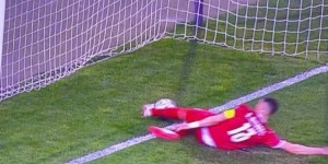 利雅得胜利本场主裁判是马克列，曾在世预赛吹掉C罗过线进球