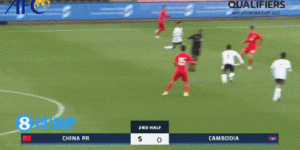 沉着冷静！王钰栋禁区内扣倒对手完成梅开二度