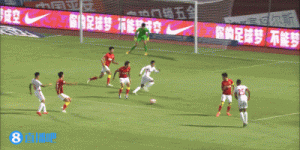 防不住啊！武卡诺维奇禁区抢点破门，广州队两球落后