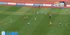 蛮捉急的！曼佐基劲射正中广告牌后的工作人员