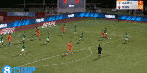 巨大巨大超级超级低级的失误！深足门将无人干扰下摘球脱手送空门