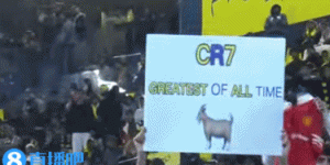 C罗亮相仪式，现场球迷高举C罗是历史最佳标语
