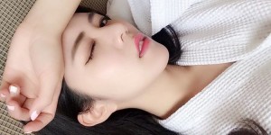 好辣！長榮正妹空姐「睡衣自拍」超誘人！「爆乳翹臀」的身材誰受得了～