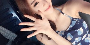 「裸色緊身衣」太貼，「乳線」明顯猛猛der！側乳差點整個溢出…