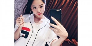 頑皮的性感小妞！「莎莎Lisa」撩起內衣，輕鬆挑起男性的敏感帶！