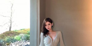 長腿辣妹「火辣S曲線」姿勢超邪惡，度假時的「美艷辣照」讓人瘋狂！