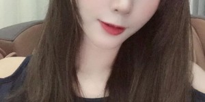 正妹「熊熊」削肩毛衣好凸顯兇兇曲線， 台南喝下午茶讓人想衝一波！