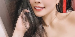 低胸爆乳「辣妹刺青師」身材好火辣，給她刺青應該都不怕痛吧！