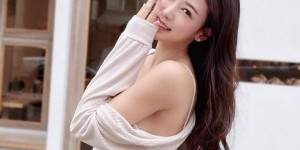 「極品小畫家」甜笑曬香肩，換上比基尼「美乳長腿」通通性感上陣！