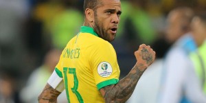 官方：阿尔维斯右膝受伤退出集训，巴西队补召贝蒂斯后卫埃莫森