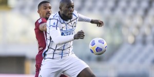 自04-05赛季以来，卢卡库是意甲首位单赛季至少20球+10助攻的球员