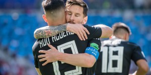 阿圭罗：梅西刚刚祝贺了我加盟巴萨，现在更容易一起踢球训练了