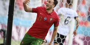 若塔本赛季为葡萄牙在正式比赛中出场10次，直接参与9球