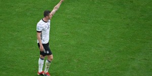 德国跟队记者：戈森斯已准备好首发，吕迪格也可能首发