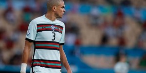 佩佩生涯参加了4届欧洲杯，每一届都拿到黄牌