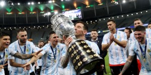 TYC：数以千计的球迷前往梅西出生地与美洲杯奖杯合照