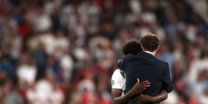 感人！大巴司机寄语“站直喽别趴下” 萨卡亲写感谢信回复