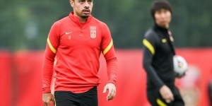 记者：李可近期返回英国检查伤情并治疗，期间会与国家队保持沟通