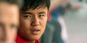 记者：久保建英回到皇马基地检查膝盖伤势